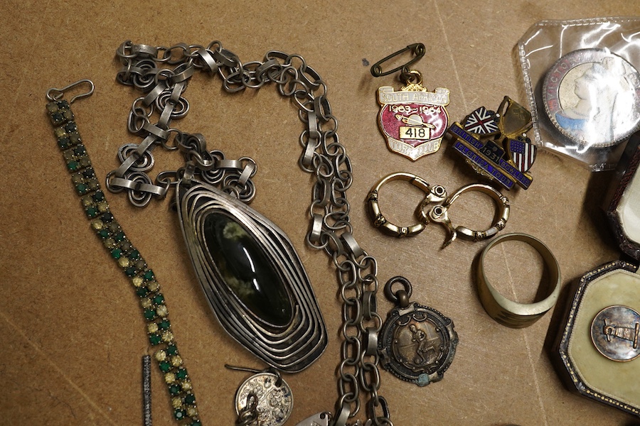 A group of mixed jewellery and objects of vertu, including a 925 and rutilated quartz set pendant, cufflinks, mother of pearl mounted eye glass, a gilt metal and agate pill box a 925 and enamel dragonfly brooch, a silver